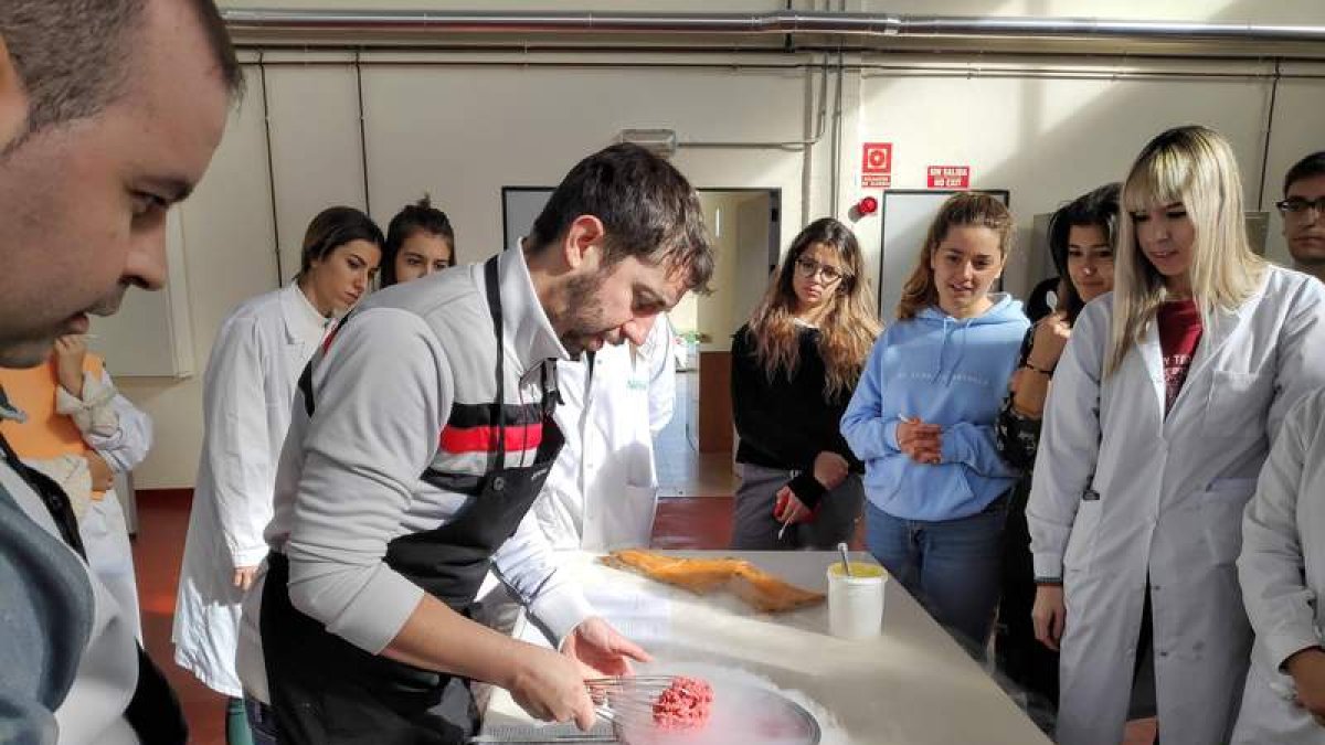 Alumnos aprenden las últimas técnicas gastronómicas, en imagen de archivo.  DL