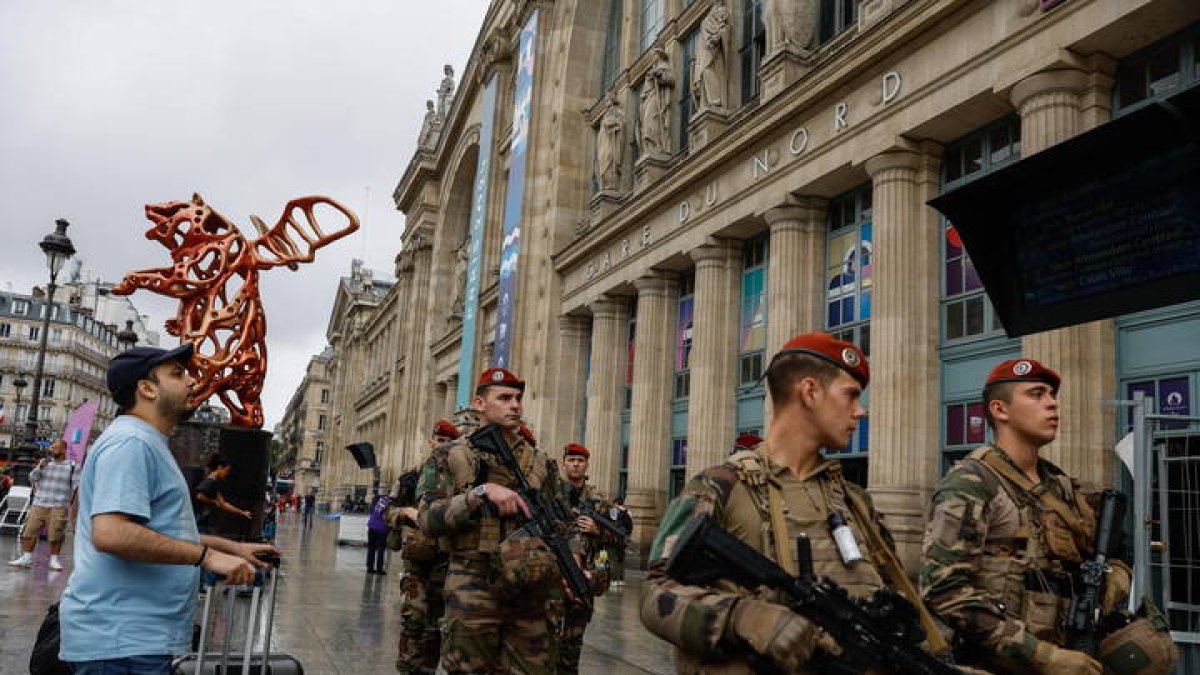 Militares franceses patrullan frente a la estación Gare du Nord en París, tras el 
