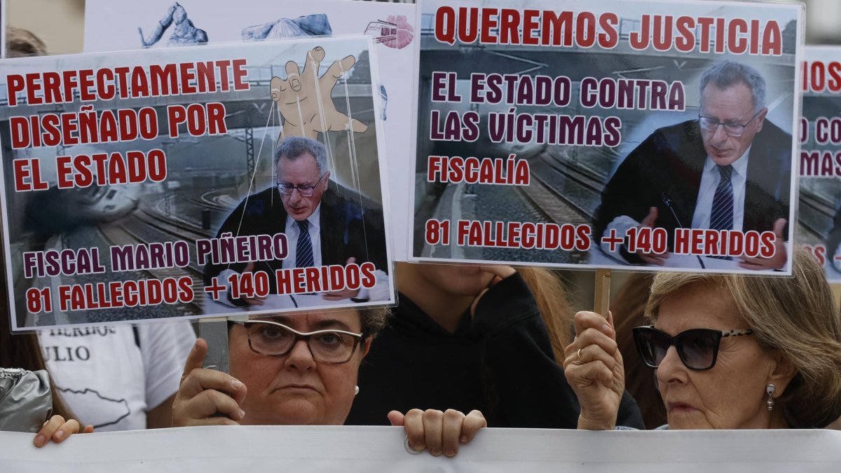 Imagen de archivo (24/07/2023) de víctimas del accidente del Alvia durante una manifestación de en Santiago de Compostela para exigir responsabilidades. EFE/Lavandeira jr