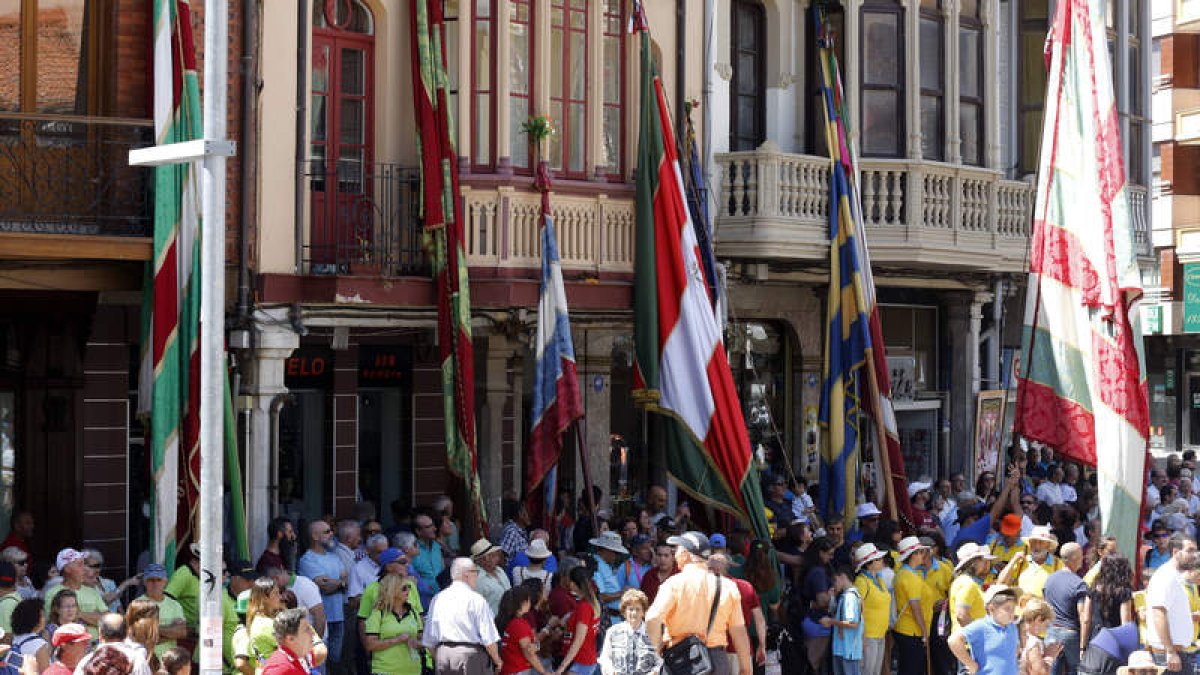 Los pendones desfilan en una edición anterior del Día de las Comarcas Bañezanas. F. OTERO PERANDONES