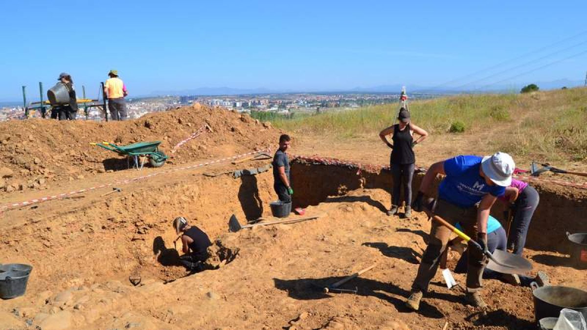 El equipo que está excavando en el Castrum Iudeorum. DL
