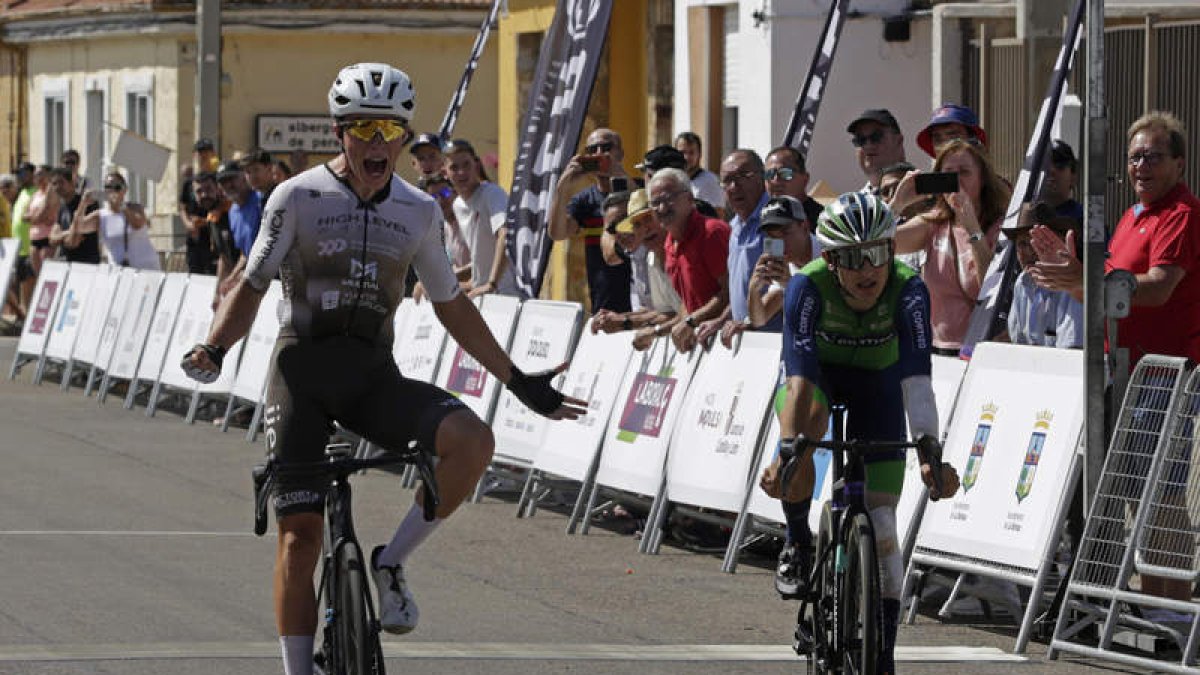 Jordi Artigues superó en el sprint a su compañero de fuga, Daniel Cavia. FERNANDO OTERO