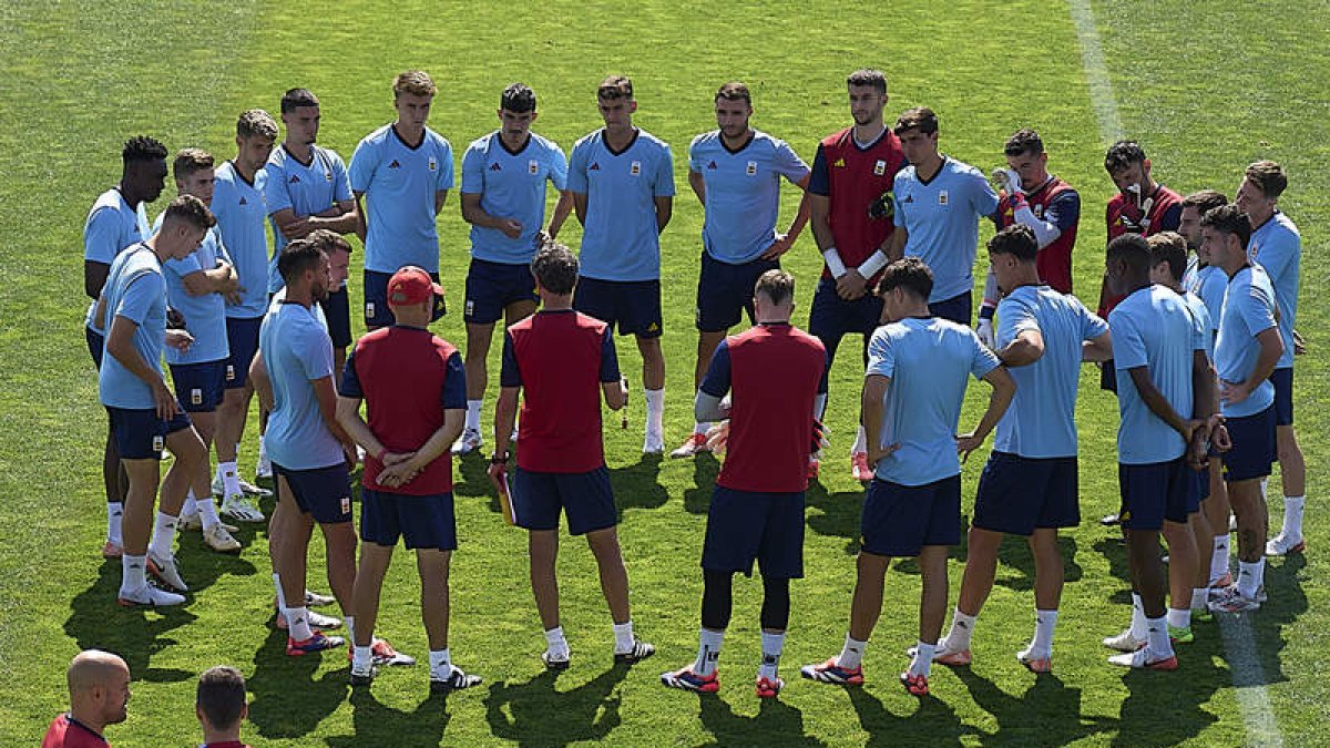 La selección masculina de fútbol en el entrenamiento de ayer. EFE