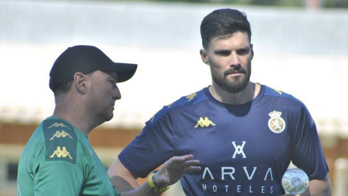 Eneko Satrústegui escucha las instrucciones del entrenador Raúl LLona.  CYDL