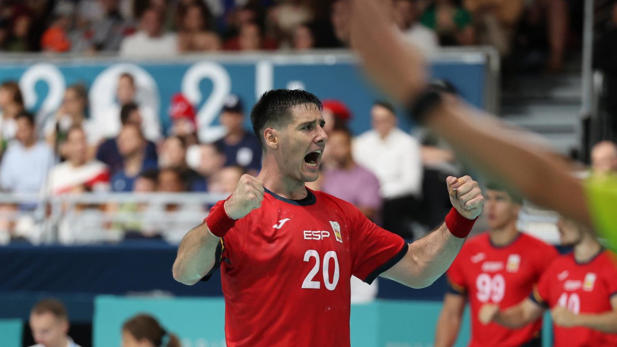 El español Abel Serdio celebra con sus compañeros de la selección española de balonmano al finalizar el partido de balonmano entre España y Eslovenia en la fase preliminar de los Juegos Olímpicos París 2024, en París, Francia. EFE/ Miguel Gutiérrez
