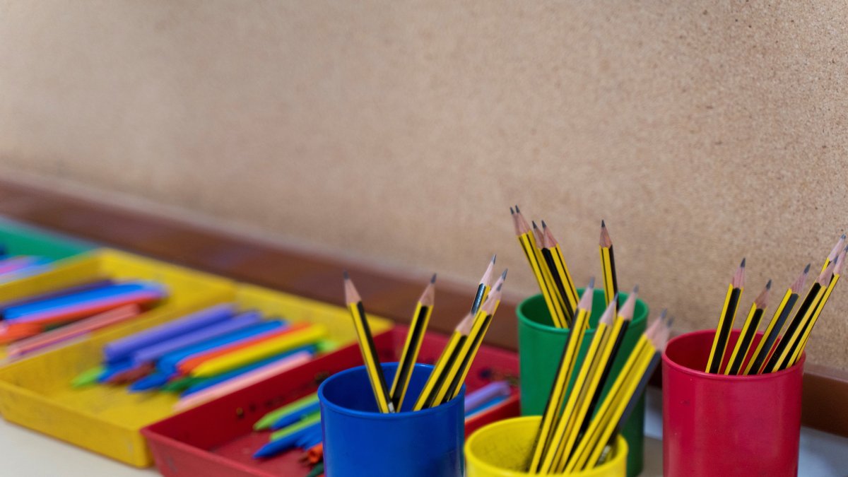 Archivo - Foto archivo. Varios botes llenos de lápices.