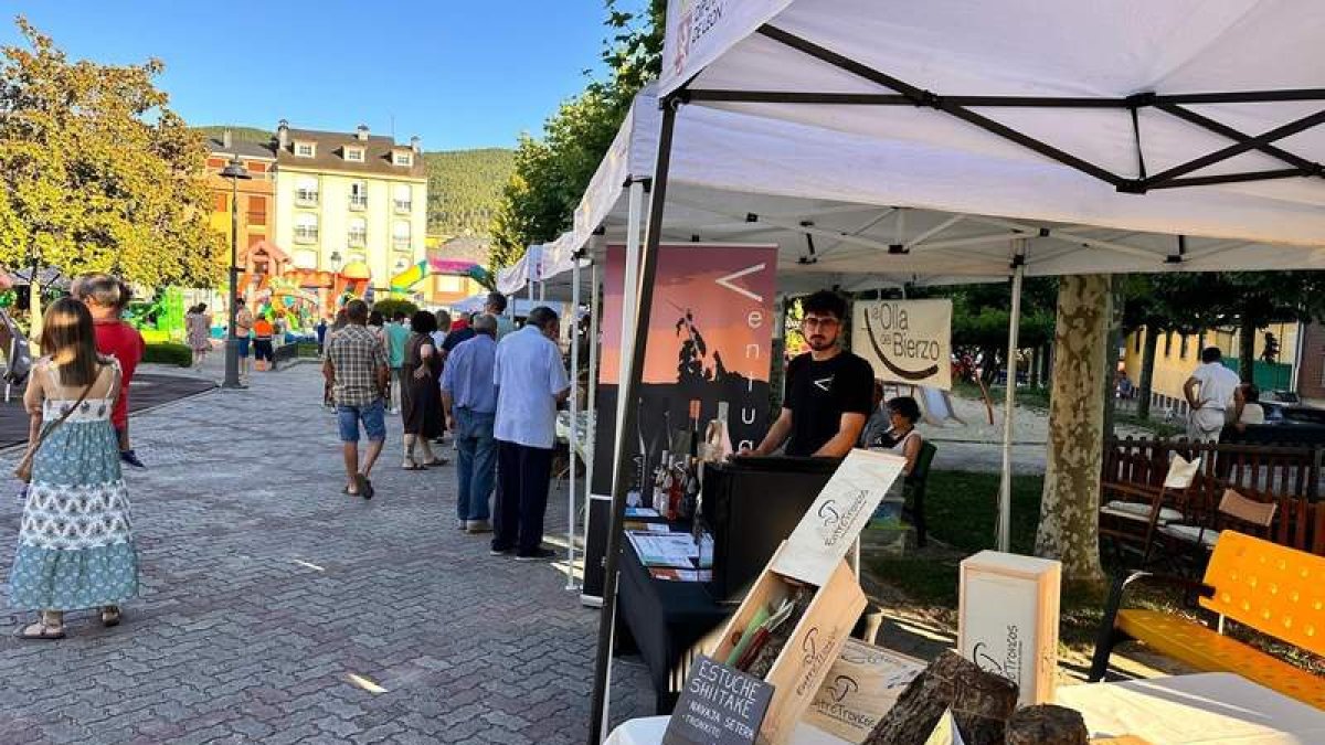 La feria «Apostando por el Bierzo, naturalmente», ayer en Fabero.  DL