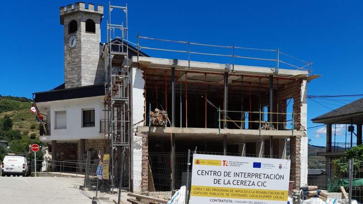 La estructura principal del edificio, en el estado actual de las obras, en el centro de Corullón.  DL