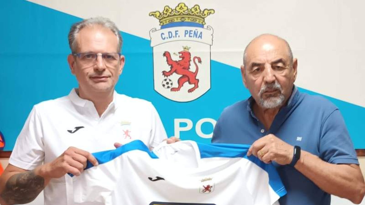 Marcos Rivas, nuevo entrenador del primer equipo de la Peña, junto al presidente, Manolo Díaz. DL