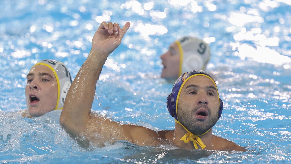 El jugador español Felipe Perrone celebra tras marcar un gol a Australia durante el partido de waterpolo de los Juegos. KIKO HUESCA