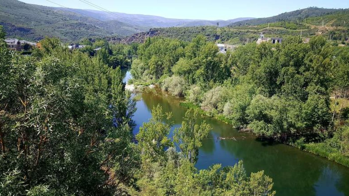 Montes de Galicia, vistos desde Puente de Domingo Flórez, aún en la comarca del Bierzo. M.F.