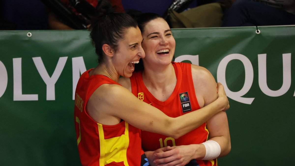 Alba Torrens (L) y Megan Gustafson. EFE/EPA/Zsombor Toth/Archivo