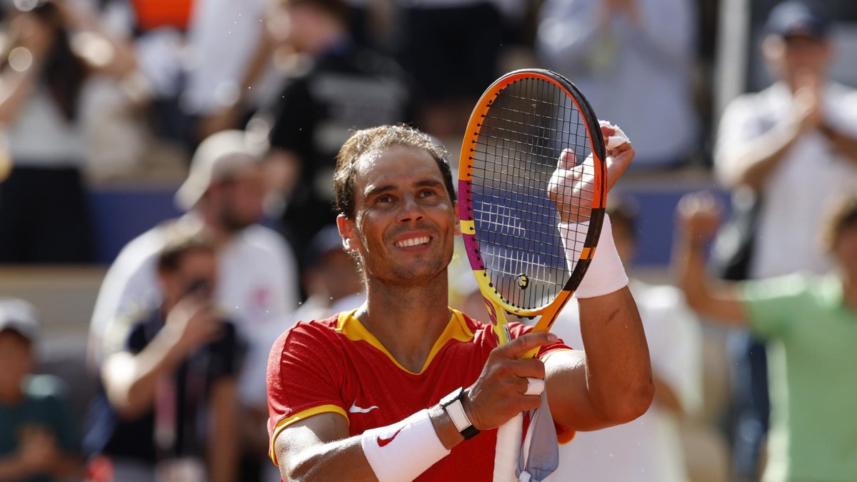 El tenista español Rafael Nadal celebra tras vencer al húngaro Marton Fucsovics en la primera ronda individual masculina de los Juegos. JUANJO MARTÍN