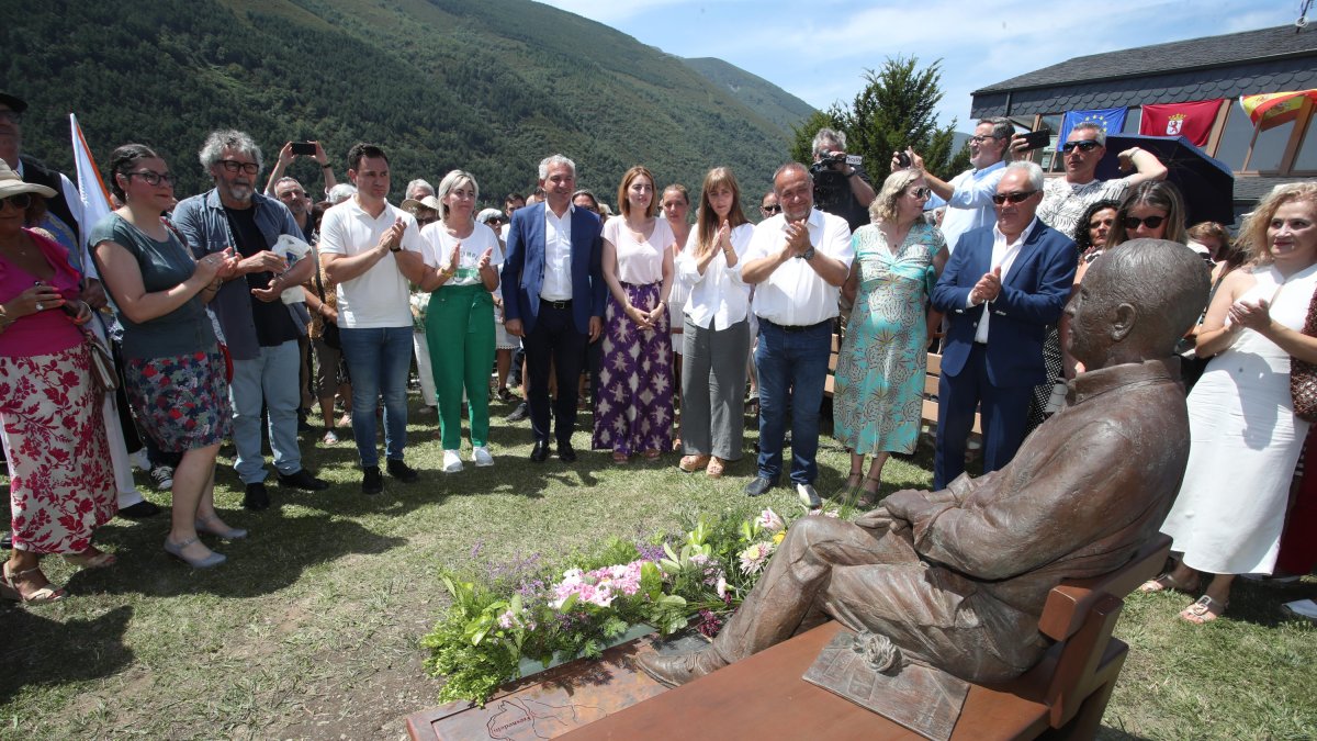 La estatua de Vicente Díaz, rodeada de vecinos y personalidades en el acto de homenaje celebrado este domingo en Peranzanes.