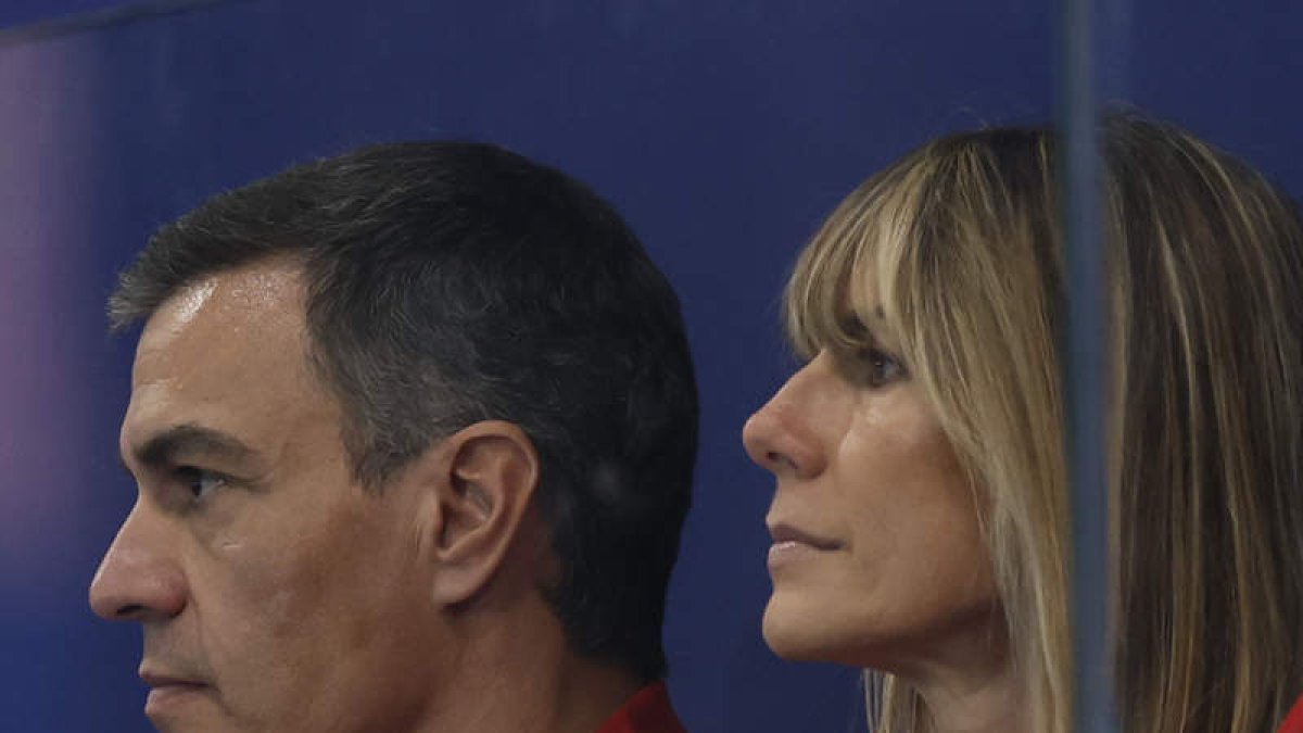 El presidente del Gobierno, Pedro Sánchez junto a su esposa, Begoña Gómez. JULIO MUÑOZ