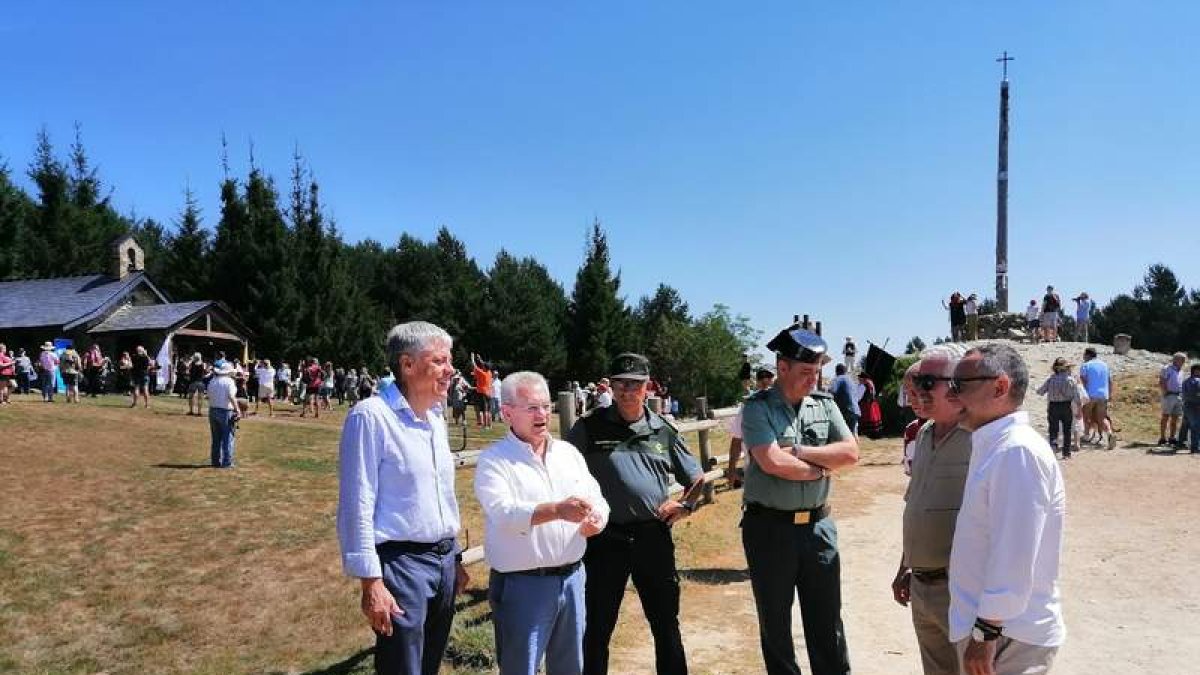 Eduardo Diego, junto con otras autoridades ayer domingo en la explanada de la Cruz de Ferro. DL