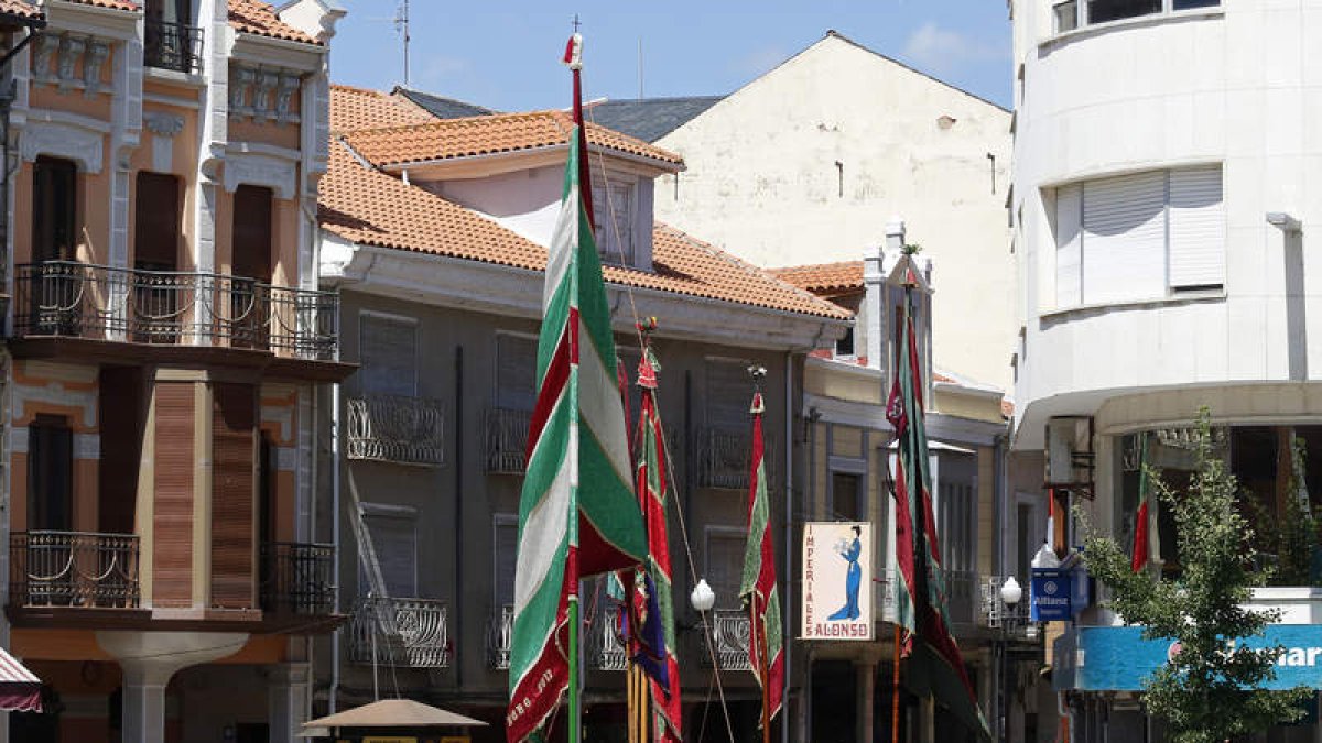 Desfile de pendones en la Bañeza. MARÍA FUENTES