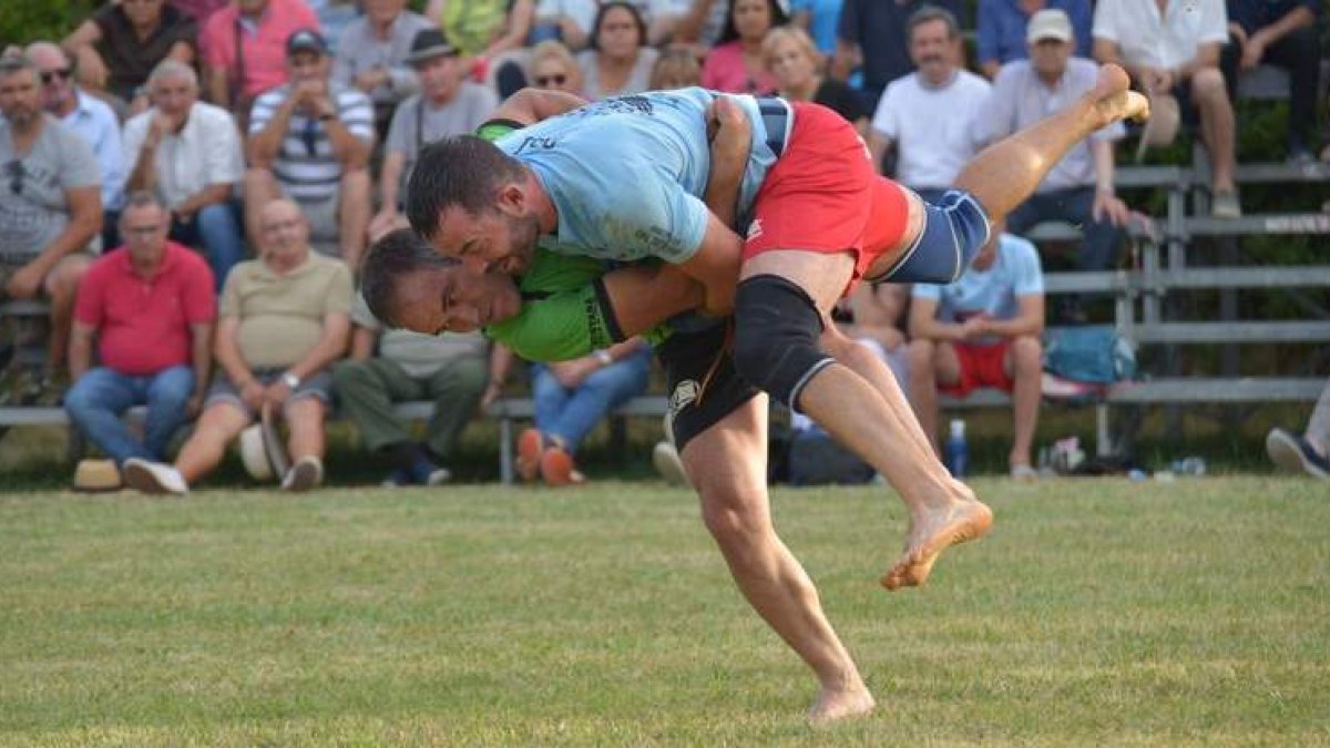 Víctor Llamazares contra Adrián García en la final de medios en el corro de Valdefresno.  ÁLVARO QUIÑONES