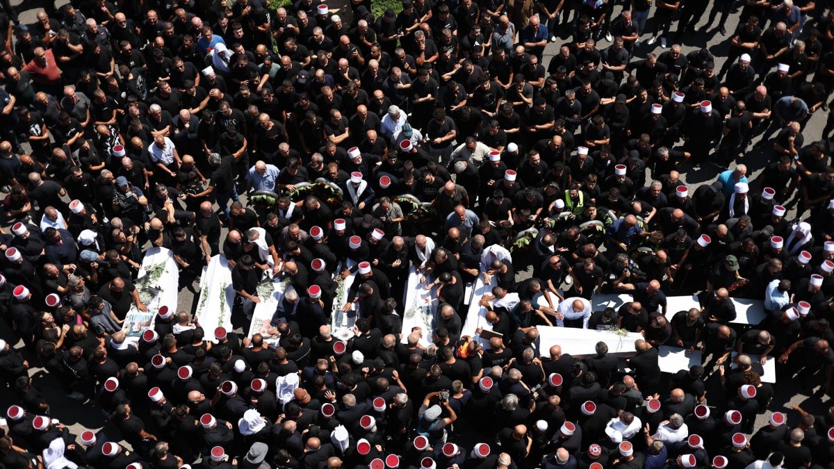 Imagen del funeral de los jóvenes muertos en un ataque desde el Líbano en la aldea de Majdal Shams, en los Altos del Golán ocupados por Israel el 28 de julio de 2024. EFE/EPA/ATEF SAFADI