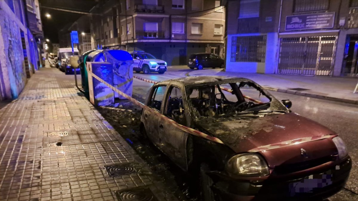 Estado en el que quedó uno de los dos coches calcinado por la quema de un contenedor de basura que tenía al lado.