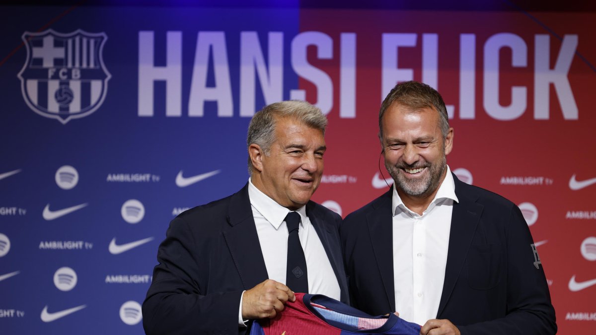 El presidente del FC Barcelona, Joan Laporta (i), junto a Hansi Flick, nuevo entrenador alemán del FC Barcelona. EFE/ Alberto Estévez
