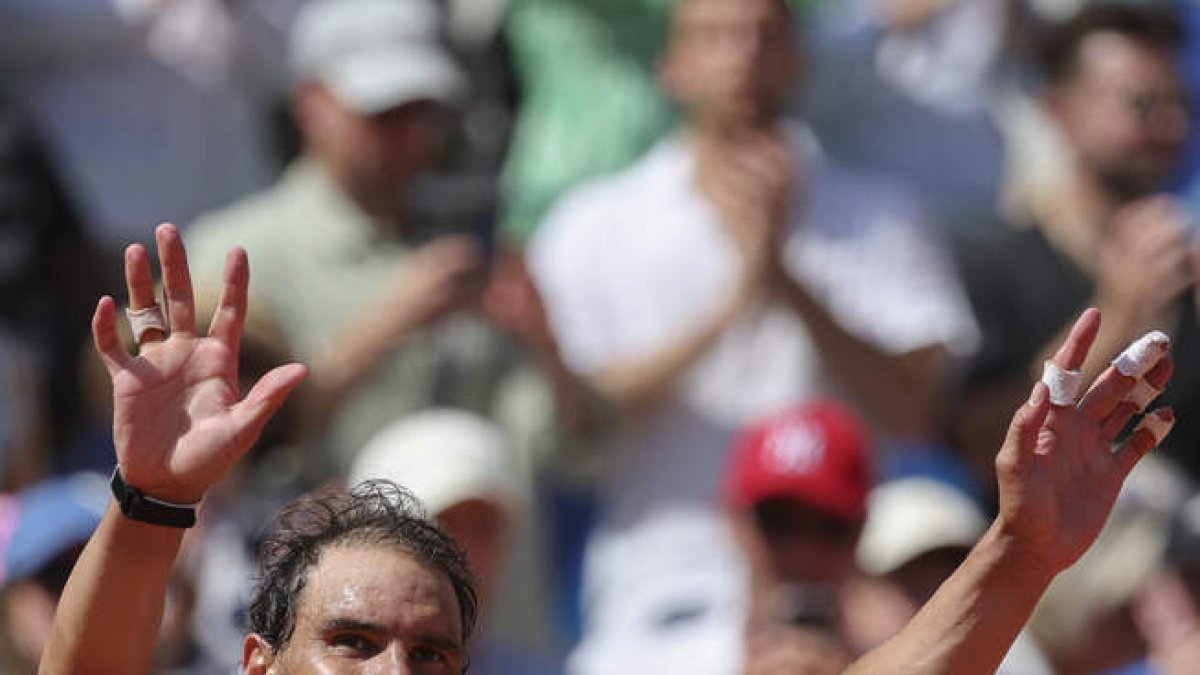 Rafa Nadal se despide de la afición francesa. JUANJO MARTÍN