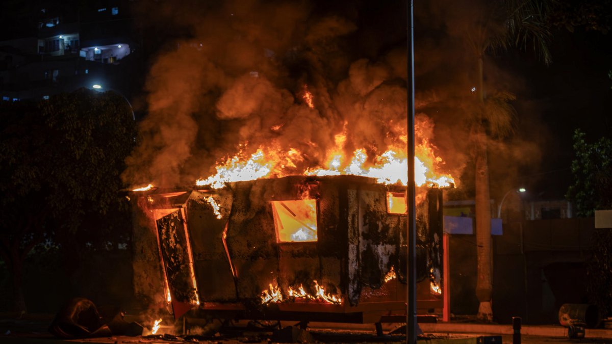 Fotografía de un módulo de la Policía Nacional Bolivariana (PNB) incendiado durante las protestas por los resultados de las elecciones presidenciales este lunes, en la autopista Prados del Este, en Caracas (Venezuela). EFE/ Henry Chirinos
