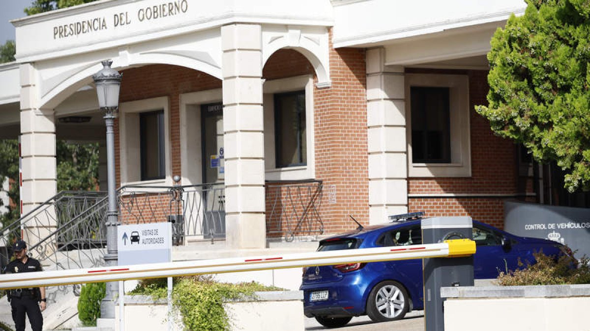 Imagen de la llegada del juez Peinado al palacio de La Moncloa.  MARISCAL