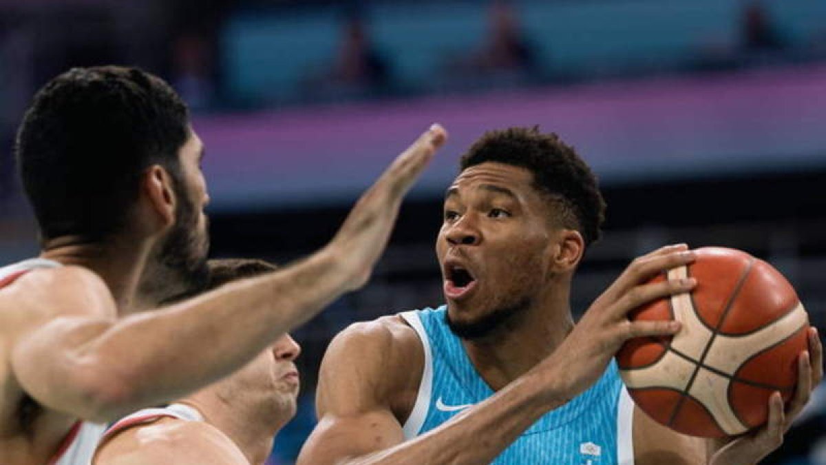 Aldama frena a la estrella griega Giannis Antetokounmpo. VILLENEUVE