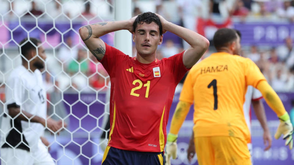 Sergio Camello se lamenta tras fallar una ocasión. KIKO HUESCA