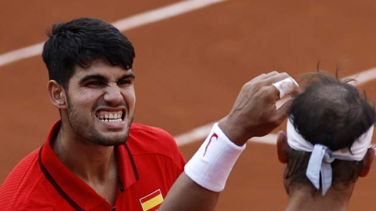 Un efusivo Carlos Alcaraz celebra el triunfo con Rafa Nadal. RITCHIE