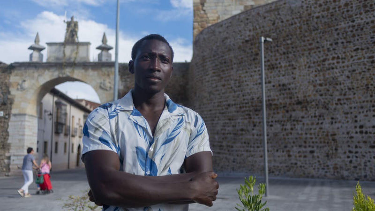 Sadio Keita en la plaza del Espolón, una de las obras en las que ha participado desde que entró a trabajar en el sector de la construcción.  MARÍA FUENTES
