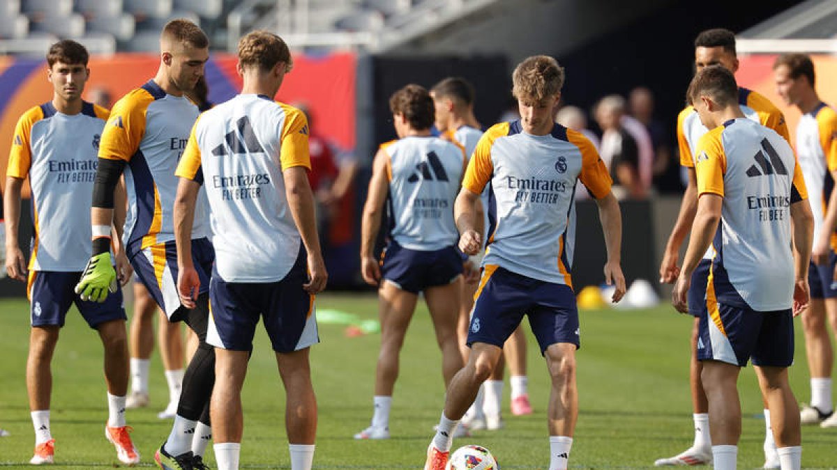 Fran González, segundo por la izquierda, participa este miércoles en la sesión de entrenamiento del primer equipo del Real Madrid en Chicago. KRZACZYNSKI