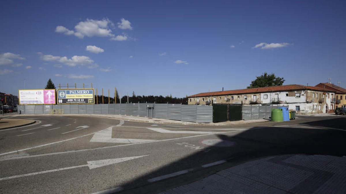 El solar que se desarrollará está situado junto a la N-120 y linda con el Real Aero Club y las antiguas casas de Aviación. FERNANDO OTERO