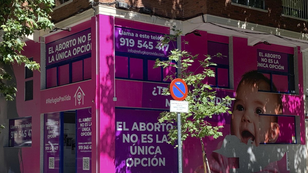 En la imagen, local abierto por grupos en contra del aborto frente a una clínica.