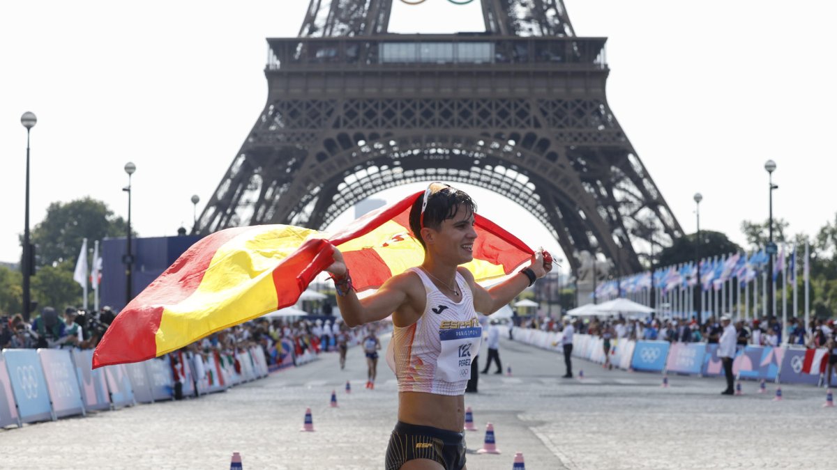 La española María Pérez celebra la plata en la prueba de los 20 kilómetros marcha femeninos de los Juegos. MIGUEL TOÑA