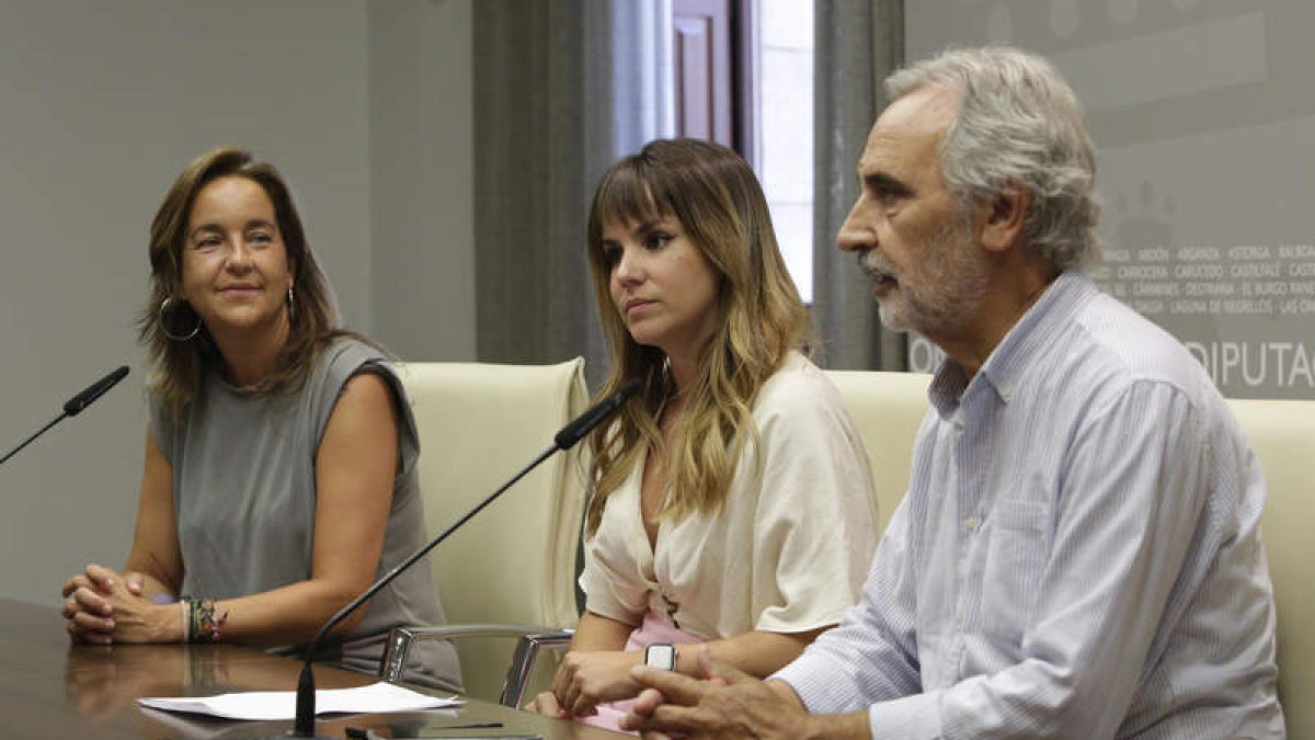 Natichu Alvarado y Patricia Martínez presentan el convenio por los actos del centenario. F. OTERO