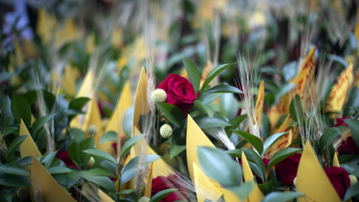 Detalle de rosas a la venta en la Rambla de Barcelona en la última edición de Sant Jordi. MARTA PÉREZ
