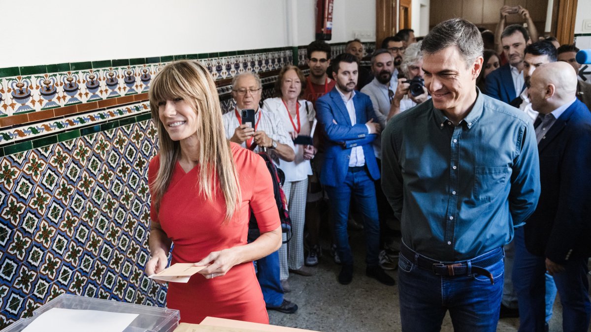Archivo - Begoña Gómez, esposa del candidato a la reelección por el PSOE, Pedro Sánchez, vota en el Colegio de Nuestra Señora del Buen Consejo, a 23 de julio de 2023, en Madrid (España). Los españoles están llamados hoy, 23 de julio de 2023, para elegir a