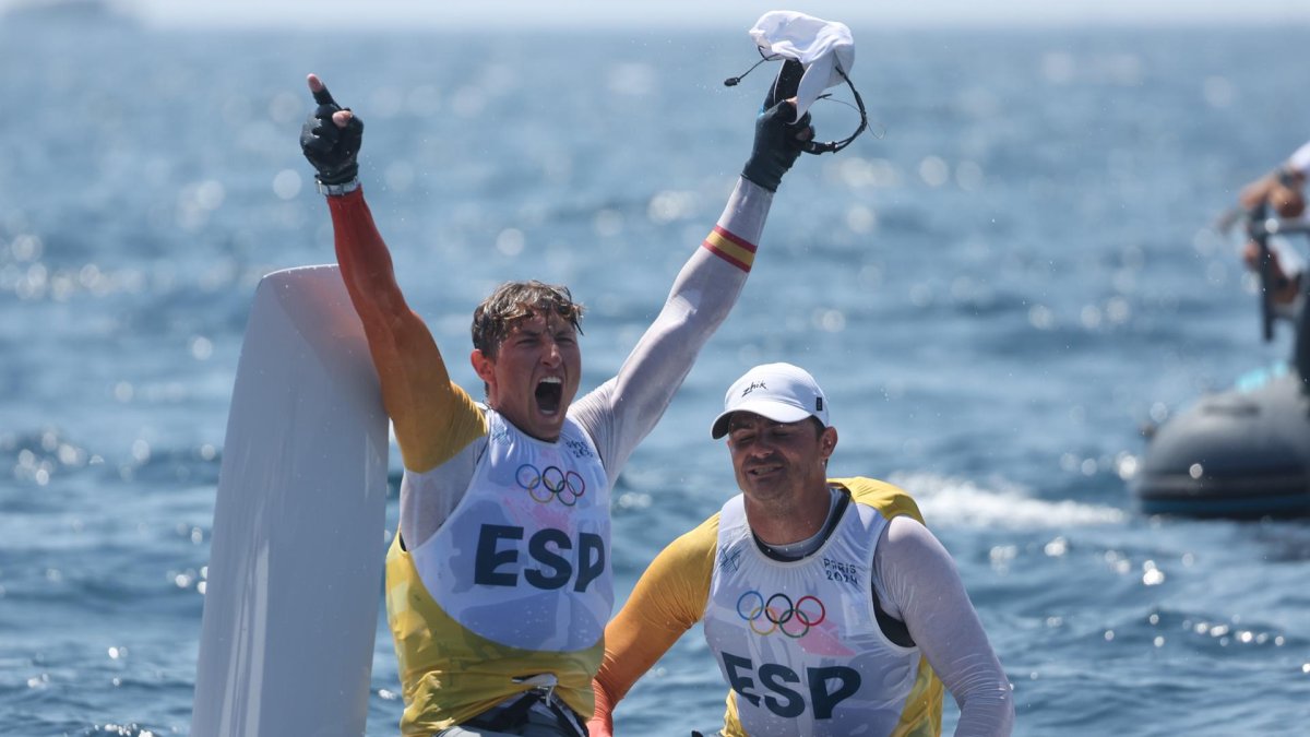 Los españoles Diego Botín y Florian Trittel celebran la medalla de oro lograda en la clase 49er de los Juegos. OLIVIER HOSLET