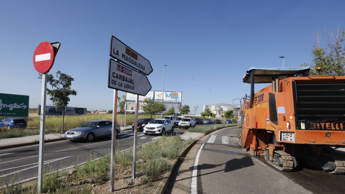 Las obras en Mártires de Somiedo comenzaron el jueves, sin aviso, y colapsaron el tráfico.