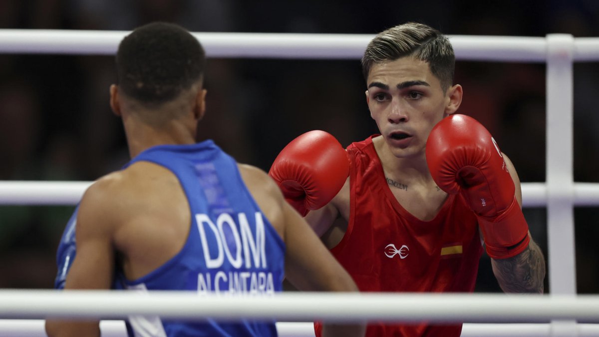 El boxedor español Rafael Lozano Serrano (rojo) se enfrenta al dominicano Yunior Alcantara Reyes (azul) durante su combate de boxeo masculino de 51kg de cuartos de final. GUTIÉRREZ