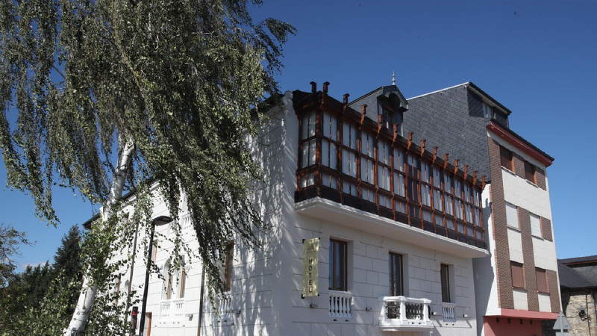 El renovado Hotel Miralrío, junto al histórico puente de Cacabelos. ANA F. BARREDO