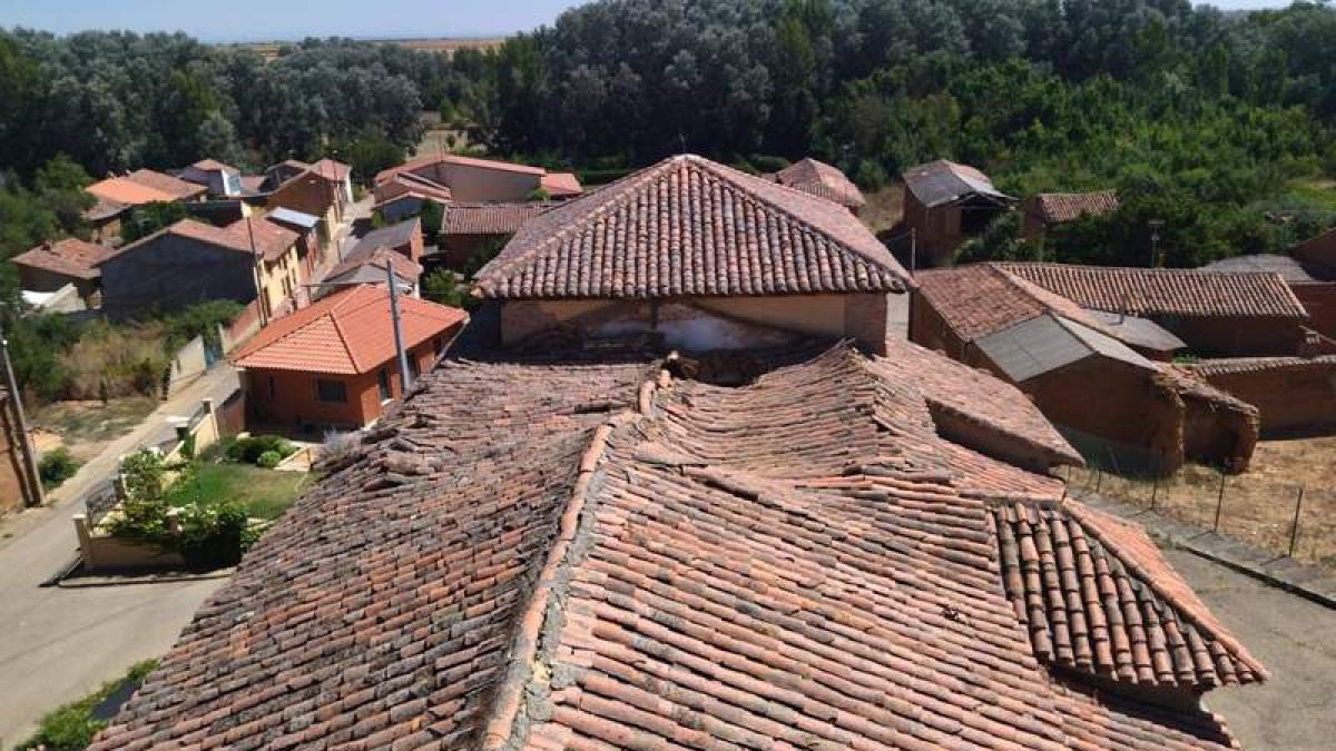 Fotografía cedida por un vecino hecha desde la torre en la que se aprecia el hundimiento de parte trasera de la nave central de la iglesia de Villagallegos.  DL