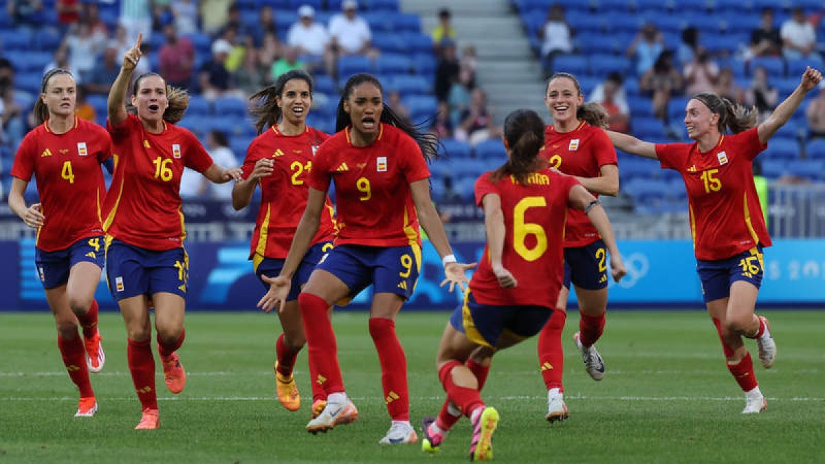 Aitana anotó el penalti que le dio a España el pase a las semifinales ante una combativa Colombia. HUESCA