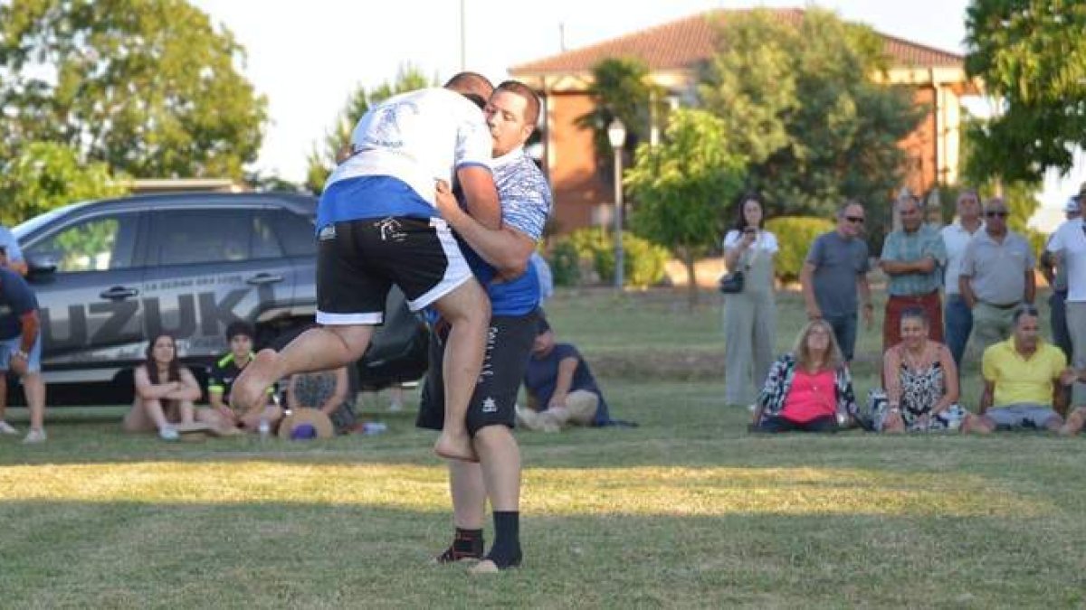 Jesús y Álvaro Quiñones, mano a manos entre hermanos en la categoría de pesados.  ELI FERNÁNDEZ