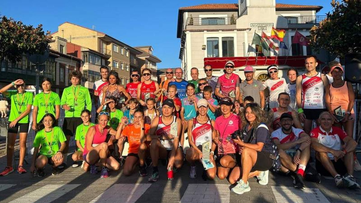Foto de familia de los diferentes podio que deparó el Cross José Manuel García. AYUNTAMIENTO DE LA ROBLA