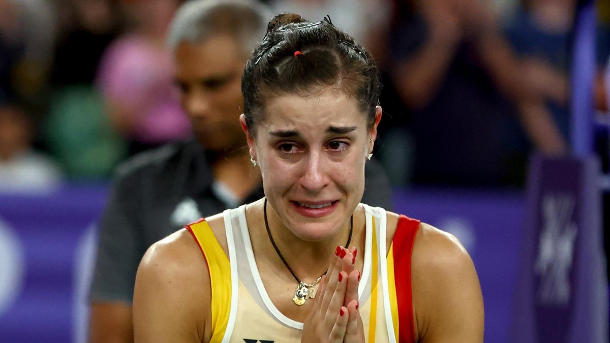 Carolina Marín se despide de los aficionados que la ovacionan tras retirarse de la semifinal olímpica de bádminton, que dominaba frente a la china Bing Jiao. EFE/EPA/DIVYAKANT SOLANKI
