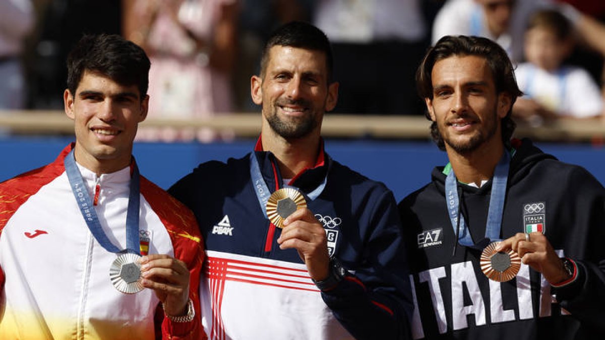 Novak Djokovic, Carlos Alcaraz y Lorenzo Musetti posan en el podio.
