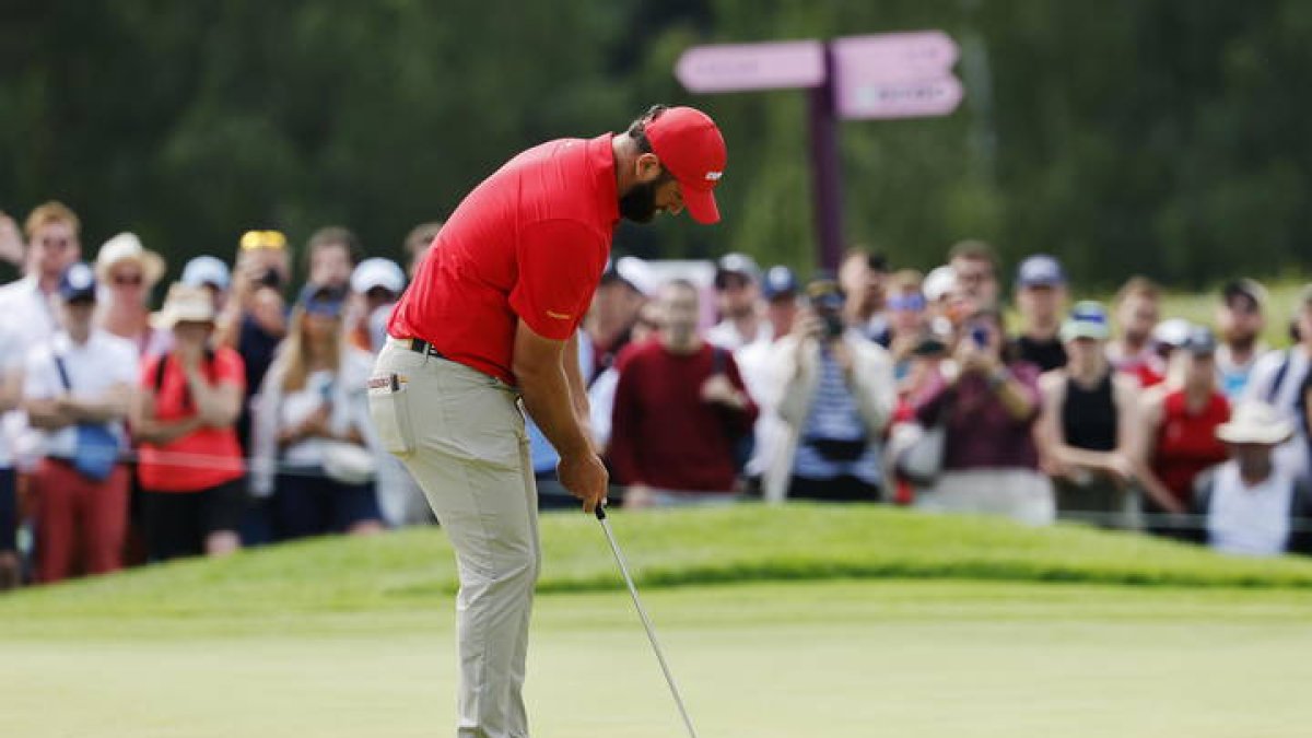 Jon Rahm no pasa de la quinta posición en París.